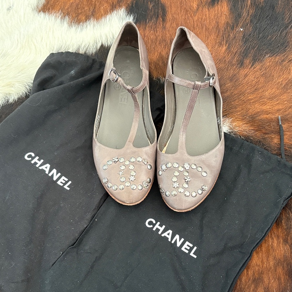 CHANEL Women's dark gray/brownish T-Strap Flats w silver embellishments size 36